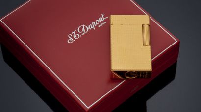 DUPONT Lighter point of diamanrts in gilded metal.
Case.