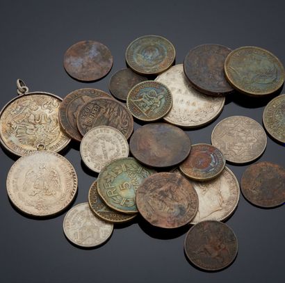 null SET OF French and foreign coins in bronze and metal.