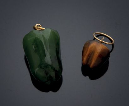 null DEUX PENDENTIFS un en agate oeil de tigre représentant une pomme; et un en jade...