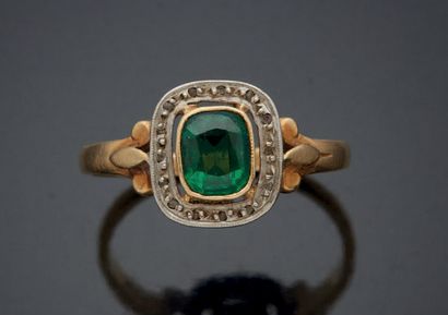 null PETITE BAGUE en or de deux tons sertie d'un morceau de verre coloré de couleur...