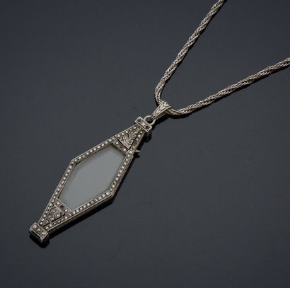 null Silver diamond-shaped pendant necklace.
Very richly chased and decorated with...