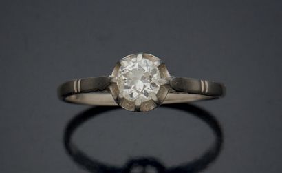 null BAGUE SOLITAIRE en or gris ornée d'un diamant demi-taille pesant environ 0,40...