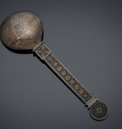 null LARGE enamelled silver spoon, the spoon engraved with foliage.
Probably Russian...
