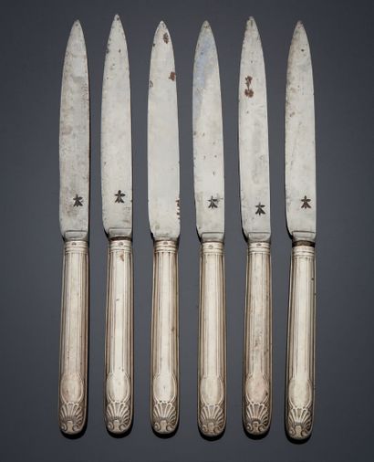 null SET OF SIX knives for entremets, the handles in silver and the blades in steel.
Paris...