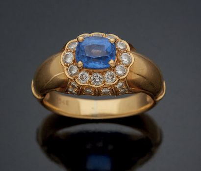 null BAGUE JONC surmontée d'un saphir pesant environ 1,20 ct dans un entourage de...