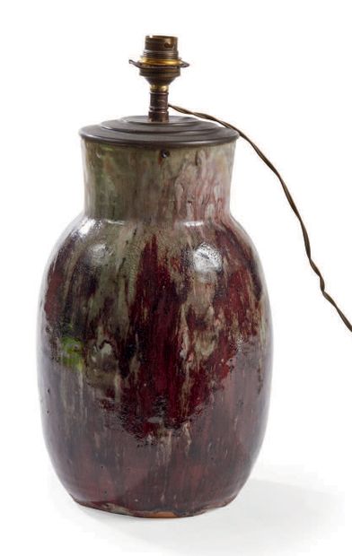 VASSIL IVANOFF (1897-1973) Vase monté en lampe en grès émaillé rouge sang de boeuf...