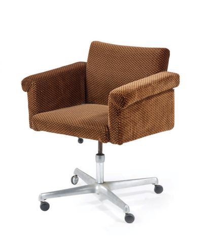 TRAVAIL DES ANNÉES 1960 
Swivel office chair, wooden shell upholstered in foam covered...