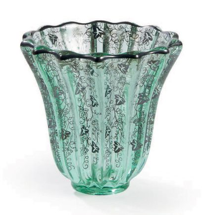 PIERRE D'AVESN (XXE) Vase en verre teinté à décor émaillé noir Signé H : 17 cm