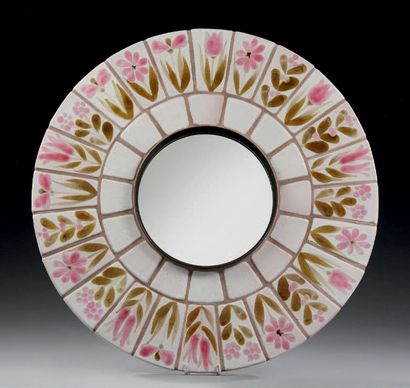 ROGER CAPRON (1920-2006) 
Miroir circulaire en céramique émaillée à motifs de fleurs
Signé...