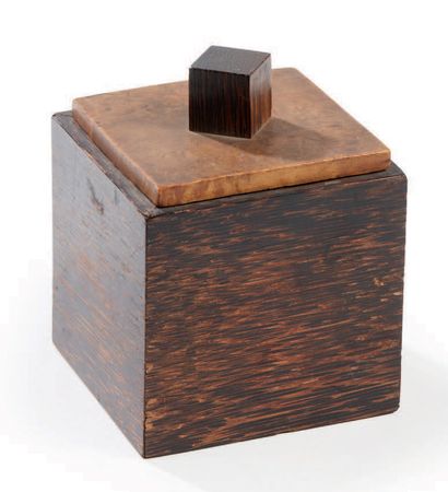 TRAVAIL FRANÇAIS Palm wood, ebony and amboyna veneer box
H : 14 cm