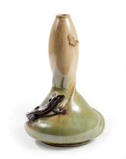 PIERREFONDS Vase en céramique émaillée et irisée à décor d'un lézard en relief Signé...