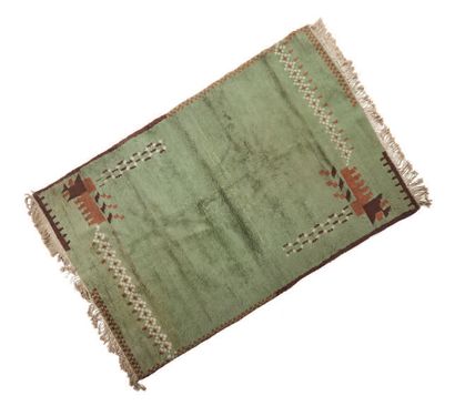 Travail des années 1930 
Tapis en laine à décor géométrique brun sur fond vert
162...