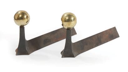 TRAVAIL FRANÇAIS Pair of metal andirons with a gilded brass sphere
H : 25 W : 10...