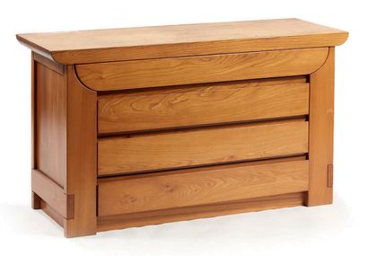 TRAVAIL des années 1960-1970 
Solid elm chest of drawers opening with three drawers
H...