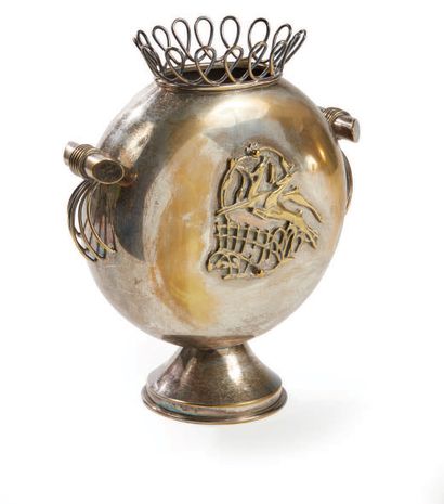 Travail Xxe Vase bouquetière en métal argenté à décor de cervidés
H : 26 cm
