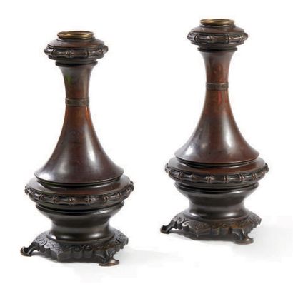 TRAVAIL FIN XIX-DÉBUT XXE Pair of Chinese lamps in brown patinated brass Missing...