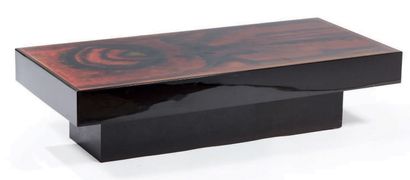 TRAVAIL DES ANNÉES 70 
Coffee table, rectangular polychrome lacquer top resting on...