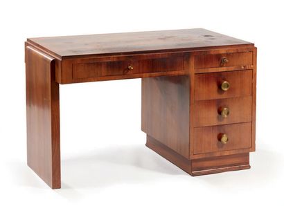 Travail des années 1930 
Rosewood veneer pedestal desk opening with five drawers
H...
