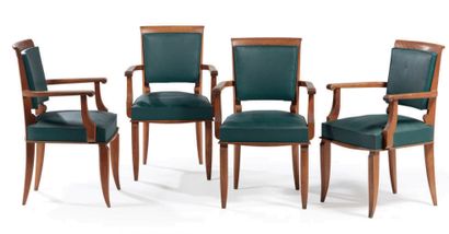 TRAVAIL FRANÇAIS 1940 
Suite of four oak armchairs with overturned backs and detached...