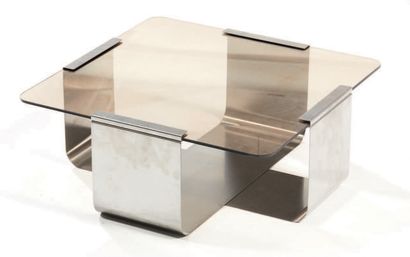 François MONNET (Né en 1946) 
Table basse en métal chromé, plateau en verre fumé
Edition...