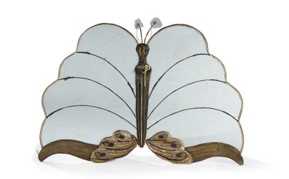Travail des années 70/80 «Thais»
Miroir en laiton et broderie représentant un papillon
Signé...