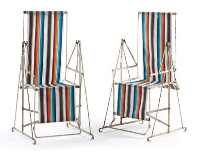 Travail des années 1930 
Pair of garden armchairs in white lacquered metal and striped...