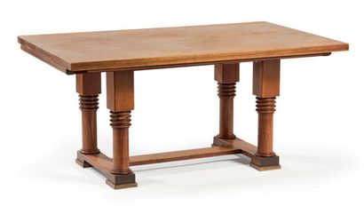 Travail des années 1940 
Dining room table, rectangular mahogany and walnut top with...