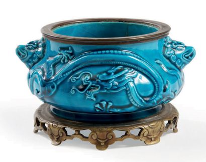 Théodore DECK (1823- 1891) Coupe en céramique émaillée bleue à décor de dragons,...