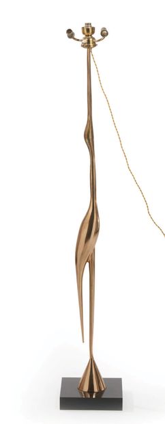 René BROISSAND (1928-2019) 
Lampadaire en bronze doré verni figurant un oiseau stylisé
Base...