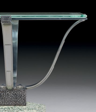 EDGAR BRANDT (1880-1960) Table de milieu à plateau rectangulaire en verre à décor...