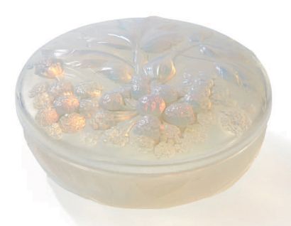 ETLING Paris Opalescent glass box
Signed
Diam: 16 cm