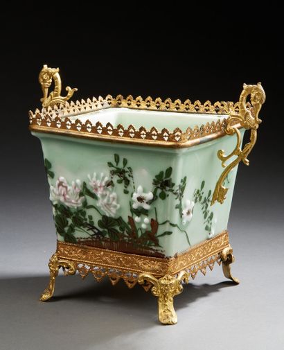 CHINE Square porcelain pot cover with green background decorated with flowers in...