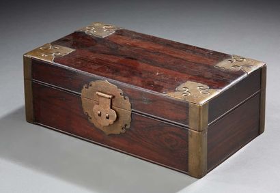 CHINE Coffret en bois probablement de Zitan à renfort en métal.
Vers 1900
Dim. :...