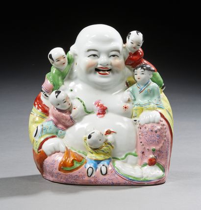 CHINE Porcelain group with a seated Buddha. XXth century H.: 23 cm