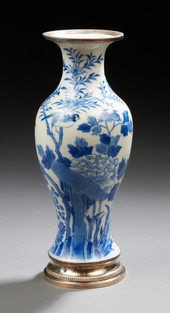 VIETNAM Vase de forme balustre en porcelaine décoré en beu sous couverte d'un oiseau...
