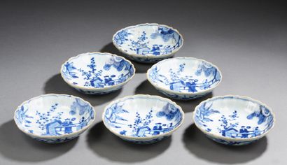 CHINE Six coupelles en porcelaine décorées en bleu sous couverte de lettrés assis...