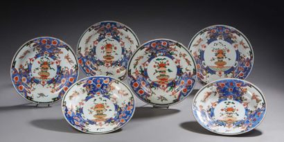 CHINE Suite de six assiettes circulaires en porcelaine décorées dans la palette
Imari...