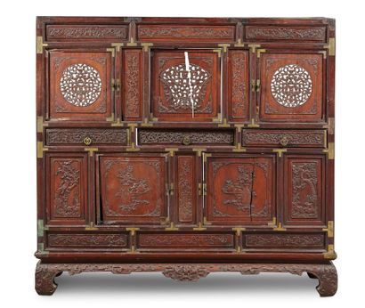 CHINE Cabinet en bois sculpté et ajouré, à motifs de feuillages, volatilles et vases...