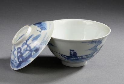 CHINE pour le Vietnam Circular covered bowl decorated in blue underglaze with a fisherman...