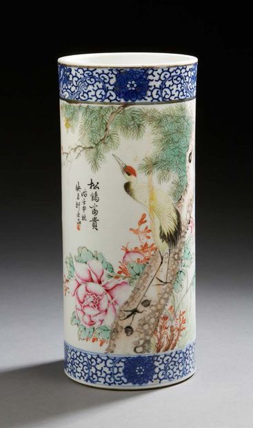 CHINE Cylindrical brush holder decorated with enamels of the pink and blue family...