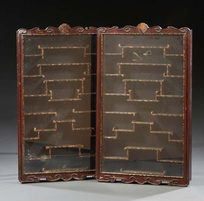 CHINE Pair of carved wood wall display cases.
Around 1900.
Dim. : 83.5 x 49.5 x 8...