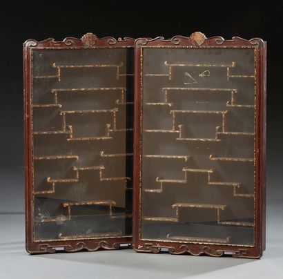 CHINE Paire de vitrines murale en bois sculpté.
Vers 1900.
Dim. : 83.5 x 49.5 x 8...