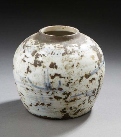 CHINE DU SUD Pot à gingembre en porcelaine décoré en bleu de scènes lacustres. Ayant...