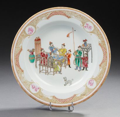 CHINE Assiette circulaire en porcelaine décorée en émaux polychrome de personnages.
Travail...
