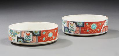 JAPON Set of two circular porcelain cups with Imari decoration.
Diam.: 18 cm