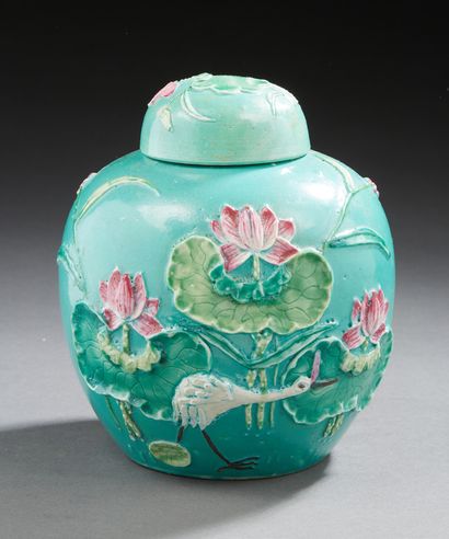 CHINE Petit pot à gingembre couvert en porcelaine à fond turquoise décoré en léger...
