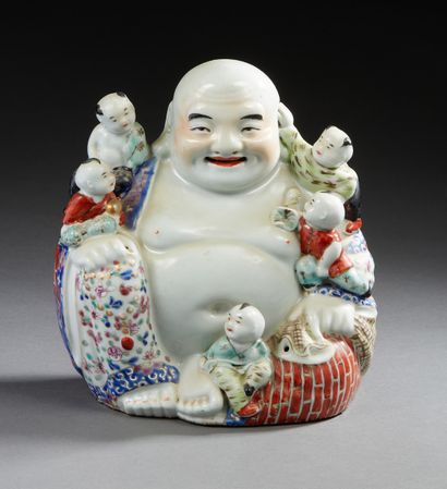 CHINE Small porcelain group featuring a seated Buddha framed by five children 20th...