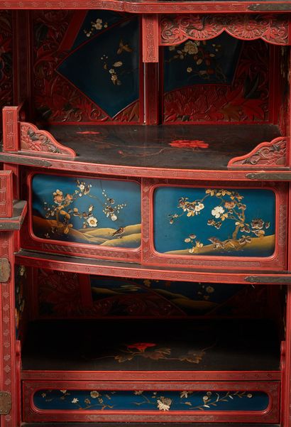 JAPON A cinnabar lacquer kazaridana cabinet with floral and lattice motifs. The blue...