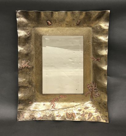 JAPON Bronze mirror with folds and landscape design.
About 1900.
Dim. : 65 x 54 ...