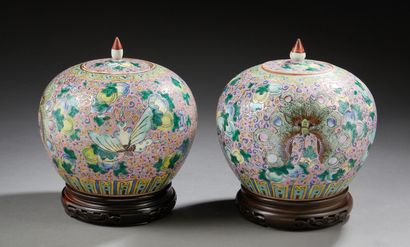 CHINE Pair of covered ovoid porcelain ginger pots decorated with peacock feathers,...
